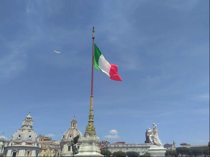 Então, o uso de barrigas de aluguel se tornou um crime universal na Itália. Assim, os italianos que usarem uma barriga de aluguel em qualquer lugar do mundo podem ser afetados pela nova lei.
