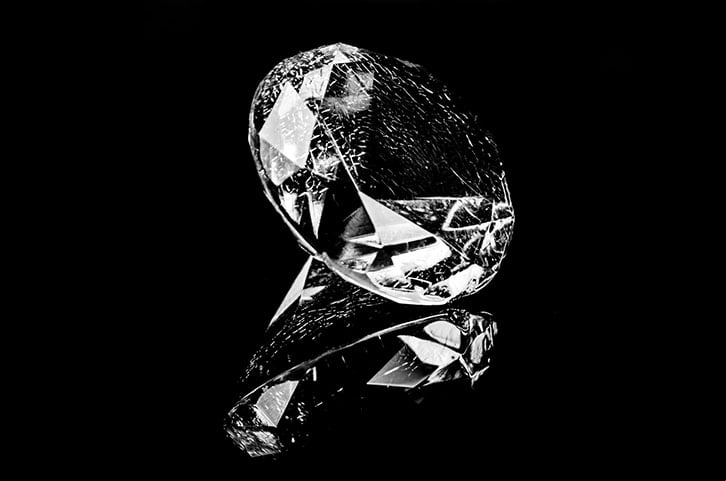 O diamante é um dos mais duros materiais naturais que existem. Por isso, não pode ser riscado por nenhum outro mineral ou substância, exceto o próprio diamante,