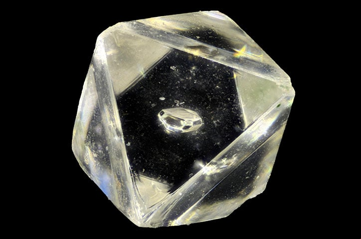 Esse brilhante é formado de carbono puro cristalizado, que fica depositado em camadas internas da crosta terrestre.