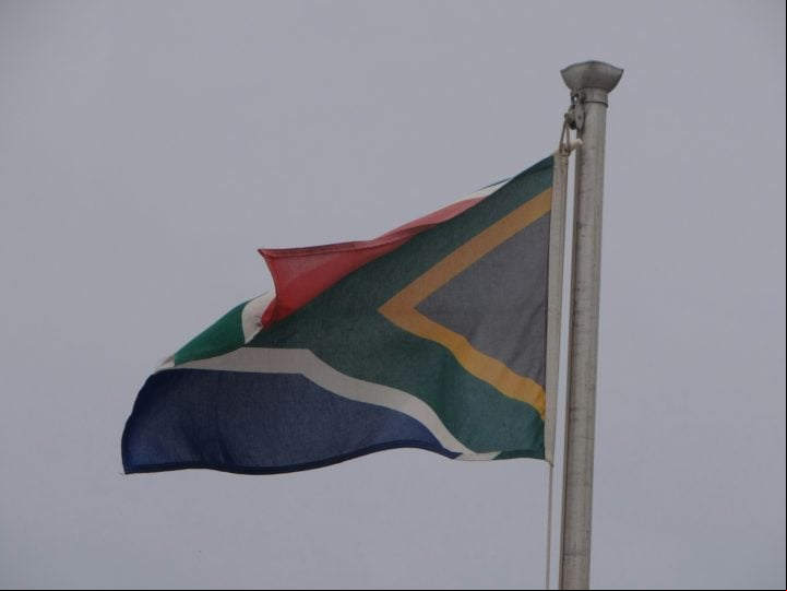 A África do Sul é a única nação de seu continente que permite o casamento homossexual, legalizado em 2006, mas proíbe a gestação solidária comercial (barriga de aluguel).