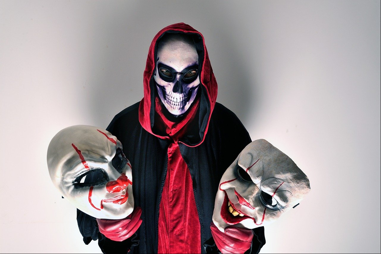 No Brasil, o Halloween é marcado principalmente por festas à fantasia e por decorações em estabelecimentos comerciais e restaurantes, com temática de monstros, vampiros, bruxas, etc.