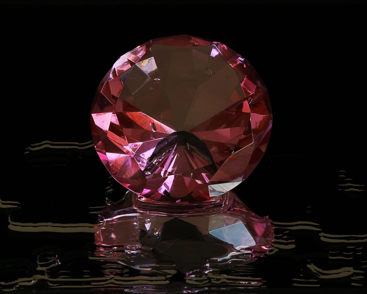 Em outubro de 2022, um diamante rosa (cor muito valorizada) de 11 quilates foi vendido por R$ 49,9 milhões (então, R$ 259,5 milhões), o preço mais alto por quilate da história. Imagem ilustrativa.