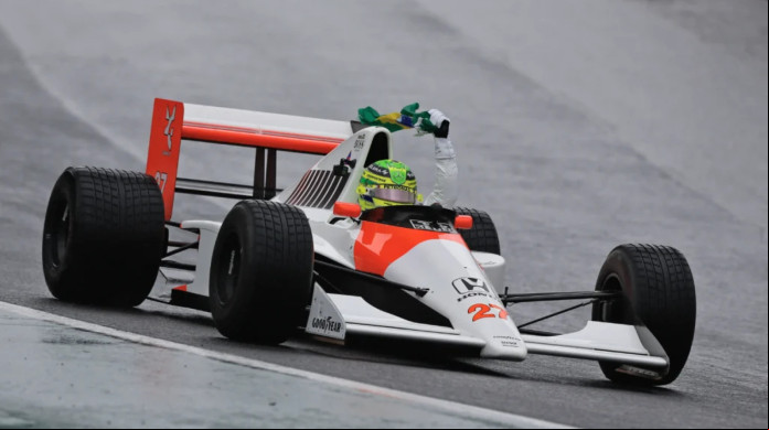 Com bandeira do Brasil, Hamilton dirige carro de Senna e leva fãs à loucura em Interlagos Com bandeira do Brasil, Hamilton dirige carro de Senna e leva fãs à loucura em Interlagos