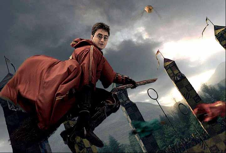 Harry Potter, o personagem principal da saga, é conhecido por sua velocidade e agilidade excepcionais em uma vassoura. Ele quebra recordes e é reconhecido por seus feitos, como capturar o pomo de ouro em jogos importantes.