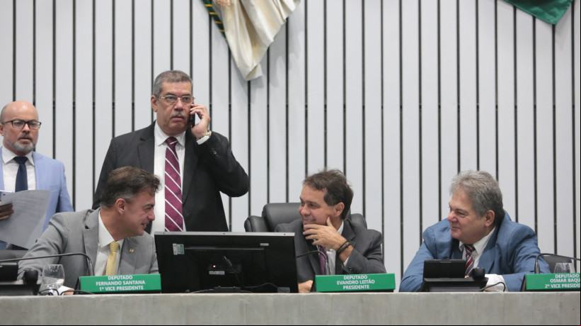 FERNANDO Santana, Evandro Leitão e Osmar Baquit na mesa diretora
