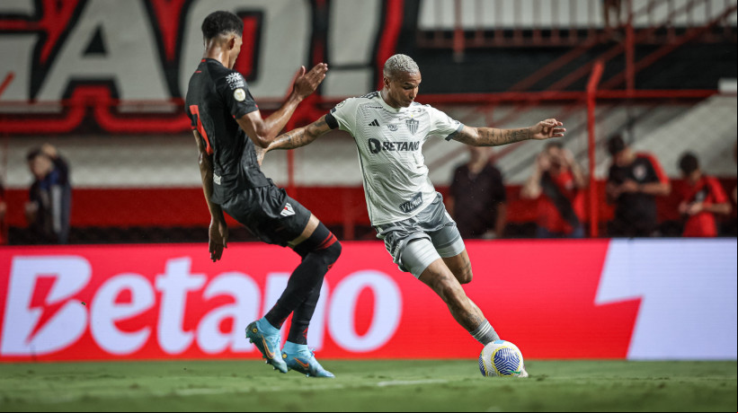 Atlético-MG, do atacante Deyverson, perdeu por 1 a 0 para o Atlético-GO, em jogo disputado em Goiânia 