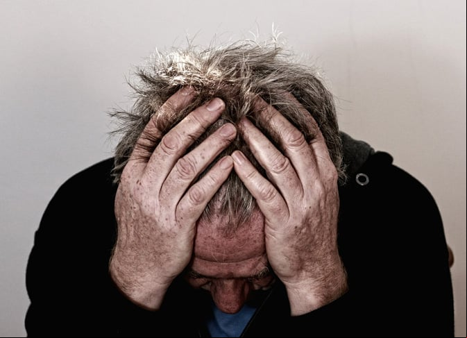 Essa condição afeta não apenas a vida profissional, mas também a pessoal, pois ganha reflexos de maneira geral na vida da pessoa que se sente atingida pela exaustão física e emocional.