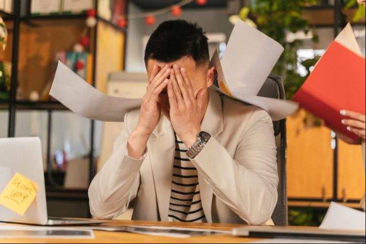 A Síndrome de Burnout é um distúrbio emocional que representa um esgotamento no ambiente de trabalho. Uma pesquisa da International Stress Management Association apontou que 72% dos brasileiros se sentem estressados no emprego e que 32% chegam ao nivel de burnout, com excesso de cansaço.
