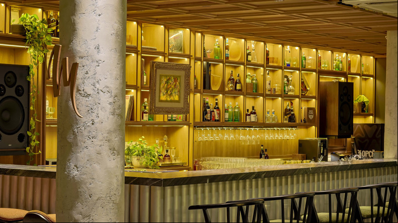 As arquitetas Juliana Hissa e Zaíra Mendes assinam o projeto que leva a identidade do gastrobar Moleskine à CasaCor ceará 2024 