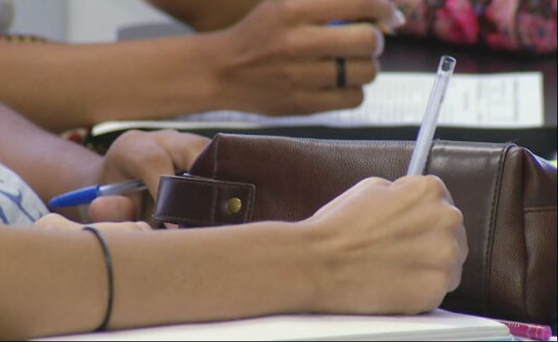 No primeiro dia, foram aplicadas as provas de linguagens (português e inglês/espanhol), ciências humanas e redação. Na segunda fase, no dia 10/11, haverá questões de matemática e ciências da natureza.