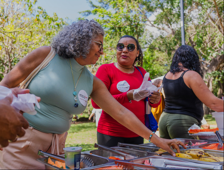 FORTALEZA-CE, BRASIL, 09-11-2024: Evento do Natal Sem Fome, no Parque Adahil Barreto, com atividades ao ar livre, oficinas e recebimento de alimentos doados. (Foto: Fernanda Barros/ O Povo)