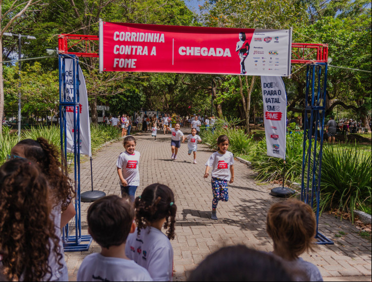 FORTALEZA-CE, BRASIL, 09-11-2024: Evento do Natal Sem Fome, no Parque Adahil Barreto, com atividades ao ar livre, oficinas e recebimento de alimentos doados. (Foto: Fernanda Barros/ O Povo)