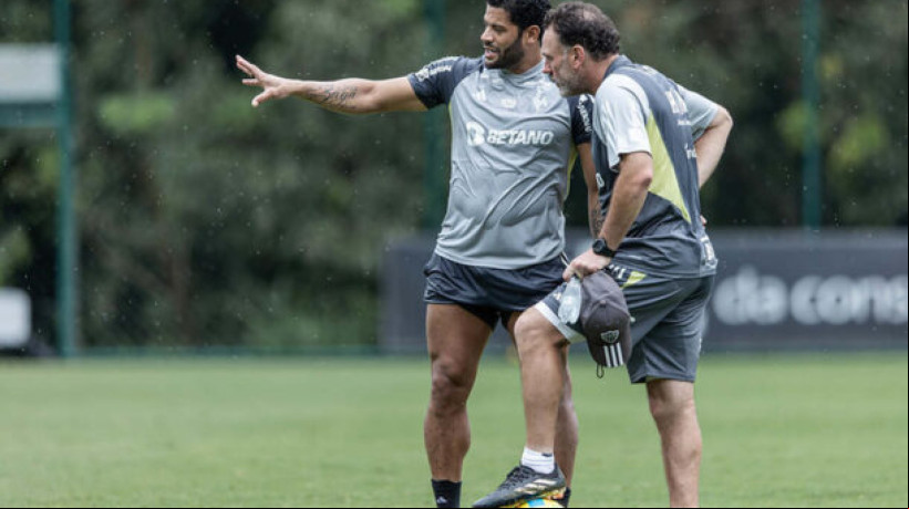 Técnico Gabriel Milito deve colocar Arana novamente na lateral esquerda e Rubens no banco. Brigam por uma vaga Zaracho, Bernard e Kardec 