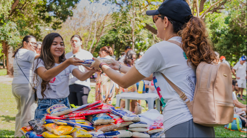 FORTALEZA-CE, BRASIL, 09-11-2024: Evento do Natal Sem Fome, no Parque Adahil Barreto, com atividades ao ar livre, oficinas e recebimento de alimentos doados. (Foto: Fernanda Barros/ O Povo)