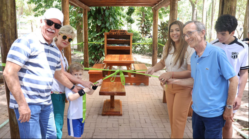 A cerimônia de inauguração do Espaço da Leitura Pio Rodrigues Neto, no Parque Estadual do Cocó, em Fortaleza, contou com a presença da titular da Sema, Vilma Freire, do secretário executivo Fernando Bezerra (à direita) e do homenageado, acompanhado de sua família (à esquerda)