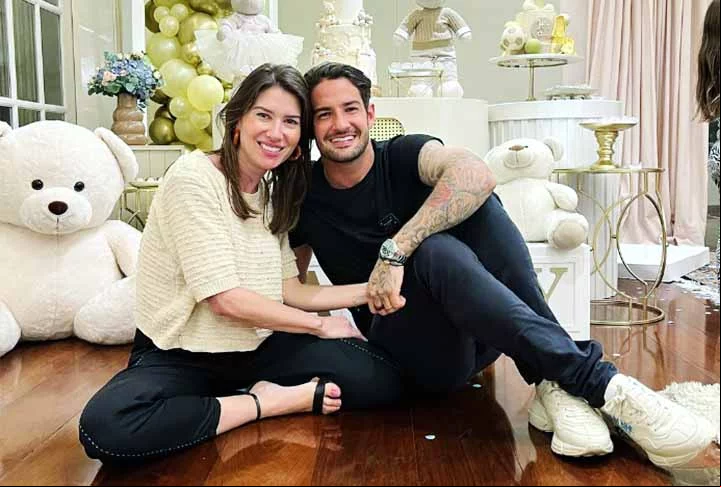 Rebeca Abravanel, de 43 anos, é a quinta filha de Silvio Santos, a terceira do casamento com Íris Abravanel. Ela á casada com o jogador de futebol Alexandre Pato desde 2019.