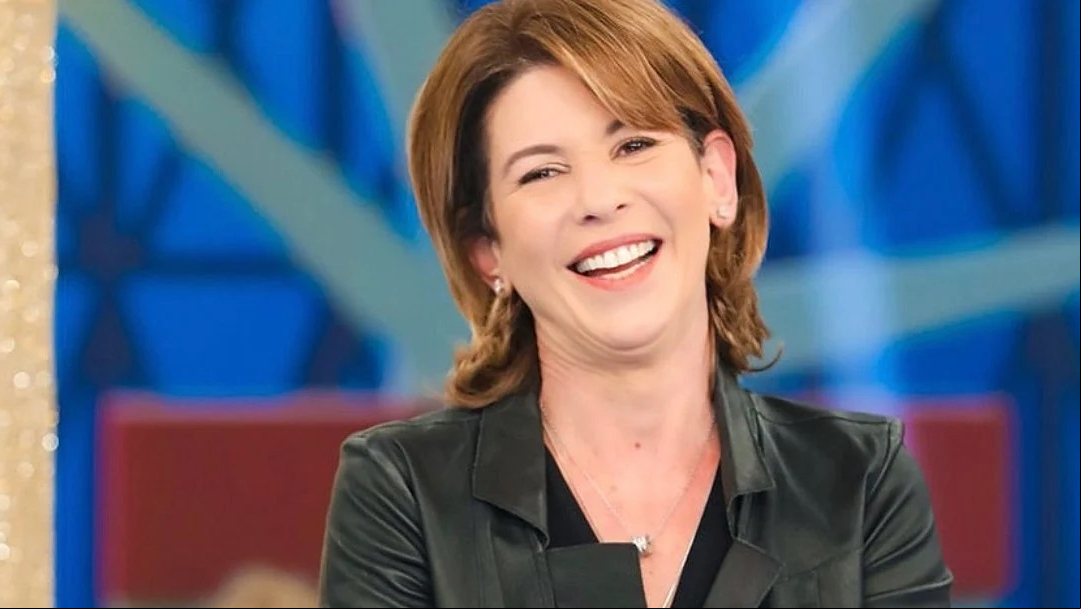 Daniela Abravel Beyruti, uma das filhas de Silvio Santos, assumiu a presidência do SBT. Ela ocupava desde abril de 2023 a função de vice-presidente e agora está no posto mais alto da empresa.