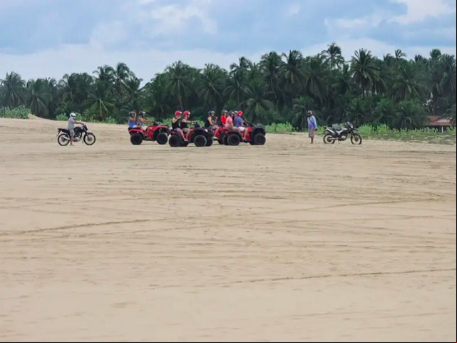 Essa situação ocorre porque a Vila de Jericoacoara, onde a maioria das atividades turísticas está concentrada, fica completamente rodeada pela área do parque, e muitas dessas atividades dependem do uso de veículos.