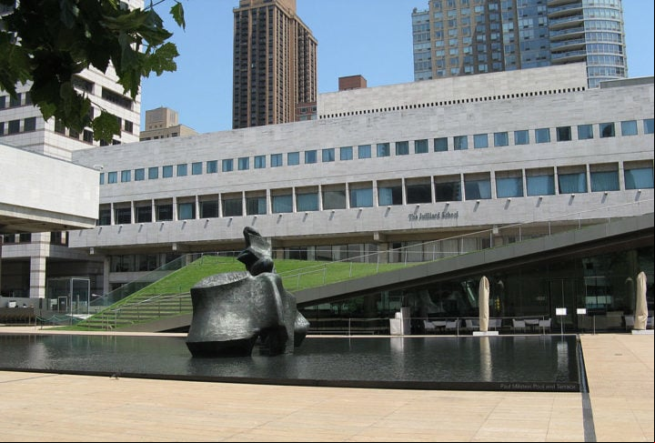 Formada pela renomada Juilliard School (foto), Davis iniciou sua carreira no teatro, onde conquistou reconhecimento por suas atuações poderosas e expressivas.