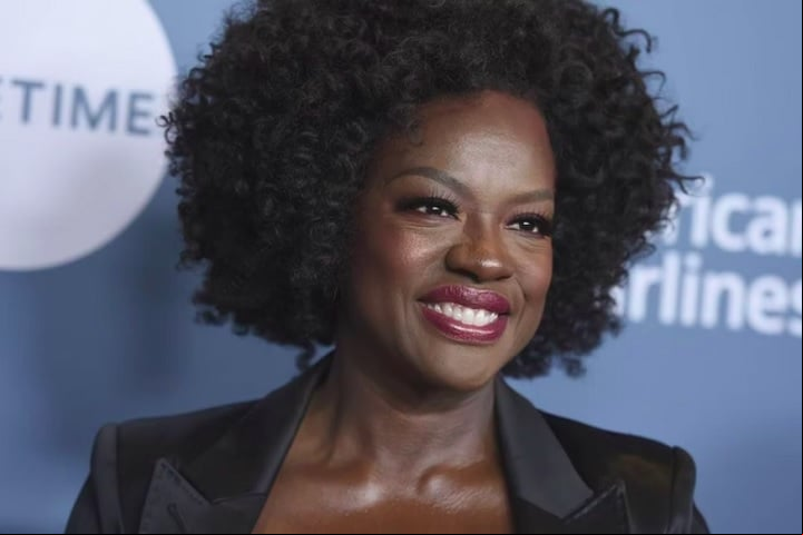 Além de ter vencido um Oscar de Melhor Atriz Coadjuvante, por Um Limite Entre Nós (2016), e ter sido indicada em outras três oportunidades, Viola é detentora do EGOT (sigla para quem venceu os quatro principais prêmios do entretenimento: Emmy, Grammy, Oscar e Tony).