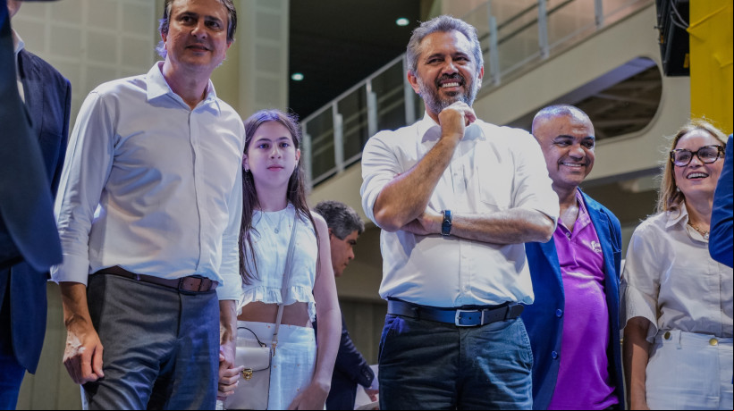FORTALEZA-CE, BRASIL, 22-11-2024: Expo Favela com a presença o ministro, Camilo Santana, o governador do Estado do Ceará, Elmano de Freitas e o youtuber, Felipe Neto. (Foto: Fernanda Barros/ O Povo)