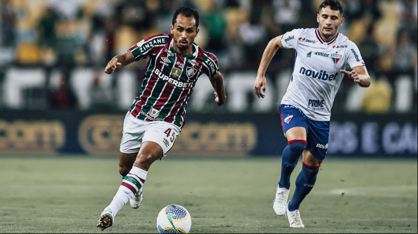 Lima e Martínez disputam lance no jogo Fluminense x Fortaleza, no Maracanã, pelo Campeonato Brasileiro Série A 2024