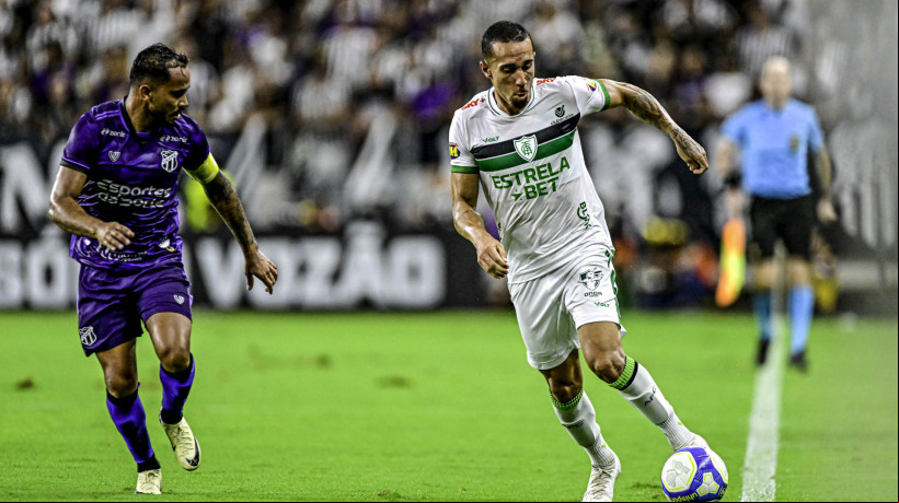 Lourenço e Nicolas disputam lance no jogo Ceará x América-MG, no Castelão, pelo Campeonato Brasileiro Série B 2024