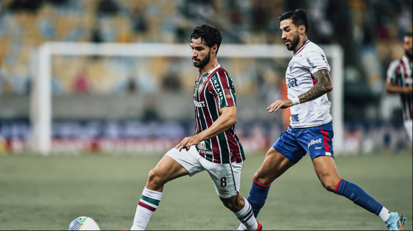 Martinelli e Lucero disputam lance no jogo Fluminense x Fortaleza, no Maracanã, pelo Campeonato Brasileiro Série A 2024
