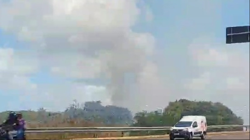 Bombeiros foram acionados por volta das 12h46min e duas equipes estão no local tentando controlar as chamas