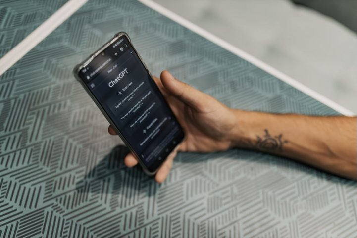 Documentos como o relatório da OMS sobre ética e governança da IA destacam tanto os benefícios, como maior precisão em diagnósticos e gestão de sistemas de saúde, quanto os riscos, incluindo o uso antiético de dados e preconceitos nos algoritmos.