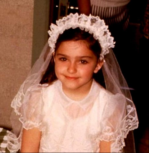 Madonna Louise Veronica Ciccone nasceu em 16 de agosto de 1958 na cidade de Bay City, no estado americano de Michigan. Além de cantora, ela também é compositora, produtora musical, atriz, escritora, dançarina e empresária.