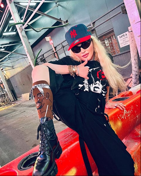 Madonna fez 66 anos em 16/8/2024. Ela é considerada uma das maiores artistas de todos os tempos e tem uma carreira repleta de sucessos e polêmicas. Atualmente, há quem a critique pelo jeito juvenil de ser comportar. A atriz Luana Piovani, por exemplo, disse que deixou de segui-la nas redes por achar que a cantora não consegue aceitar a idade.