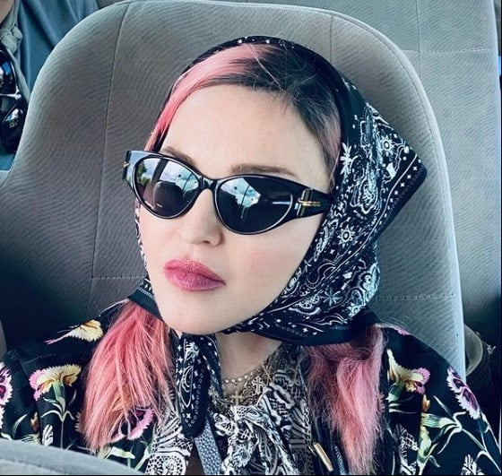 Ao todo, Madonna tem 14 discos. O último deles é Madame X, lançado em 2019. Ao todo, ela lançou 83 singles e outros 17 singles promocionais. Em toda a sua carreira, cansou de ver as suas músicas entre as mais tocadas.