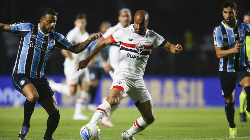 O São Paulo enfrenta a Portuguesa pelo Campeonato Paulista.  