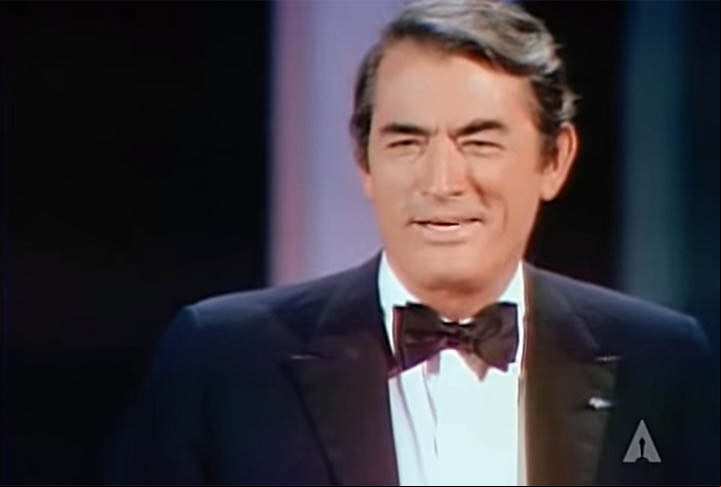 Gregory Peck era um daqueles atores cuja voz marcante, elegância e autenticidade parecem hoje um segredo que morreu com a grande era clássica do cinema. Ele protagonizou diversas adaptações cinematográficas realizadas a partir de grandes obras literárias, nas quais encarnou personagens heroicas, demonstrativas de seu valor na superação de sentimentos e incertezas.