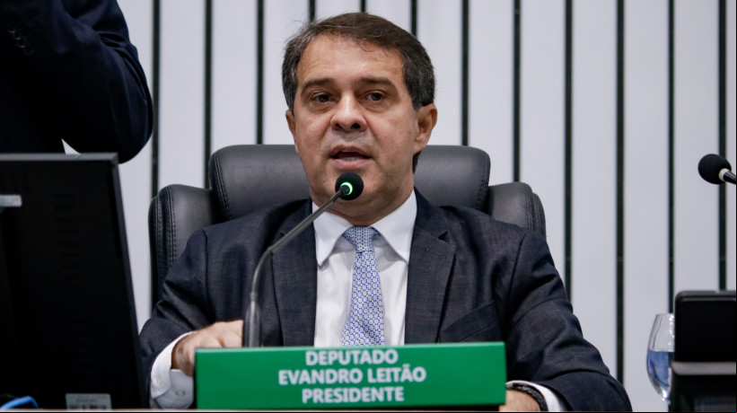 Evandro Leitão sai da Alece. Fernando Santana assume até fevereiro. Depois, entra o presidente eleito Romeu Aldigueri