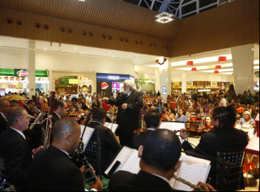Maestro Poty comanda a orquestra em evento gratuito no shopping RioMar Fortaleza  