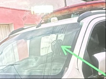 Foto mostra local em que a viatura foi atingida por disparo efetuado por criminosos em Boa Viagem. PM foi atingido 