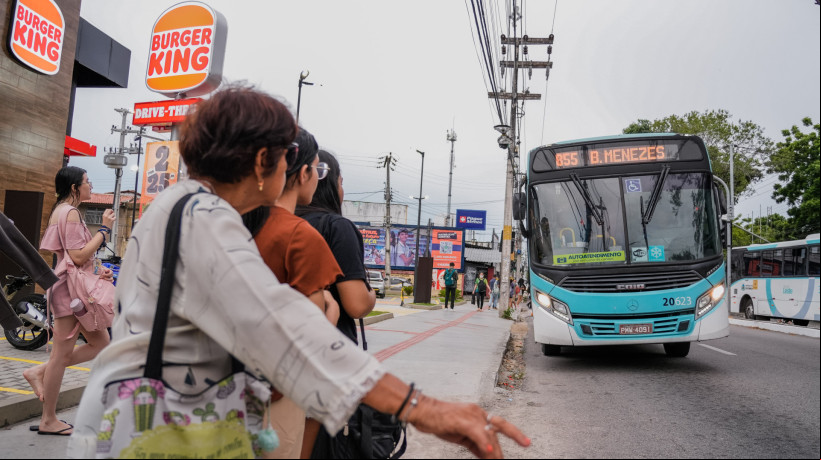 FORTALEZA-CE, BRASIL, 06-12-2024: Parada de ônibus na Av. 13 de Maio, que teve sua coberta removida por razão da construção de um empreendimento privado. (Foto: Fernanda Barros/ O Povo)