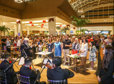 O encerramento do evento, com todos cantando juntos a tradicional canção "Noite Feliz", foi um momento de união e emoção 