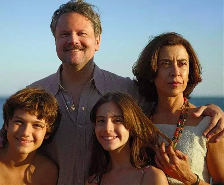 O longa-metragem “Ainda Estou Aqui”, de Walter Salles, foi indicado ao Globo de Ouro 2025 na categoria Melhor Filme de Língua Não-Inglesa. Protagonista da trama no papel de Eunice Paiva, Fernanda Torres também aparece entre as indicadas na categoria Melhor Atriz.