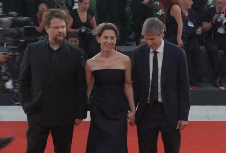 O filme conta com um elenco de peso. Além das Fernandas Montenegro e Torres, estrelam o longa Selton Mello, Marjore Estiano, Humberto Carrão e Dan Stulbach.