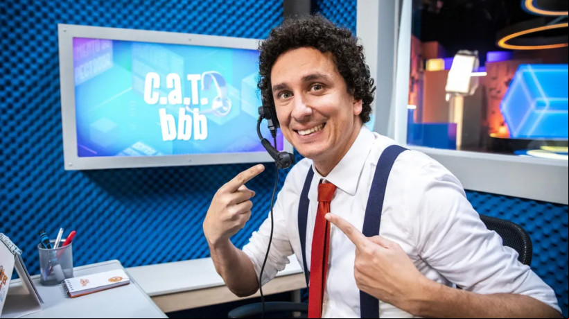 O humorista Rafael Portugal volta ao Big Brother Brasil (BBB) em 2025 para apresentar o quadro CAT BBB
