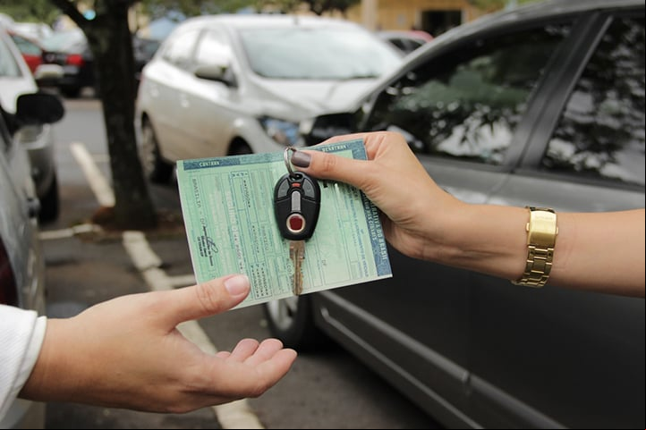 O não pagamento do IPVA impossibilita o licenciamento anual do veículo. Com a situação irregular, o proprietário ficará sujeito à apreensão do carro, além de multa e perda de pontos na Carteira Nacional de Habilitação (CNH).