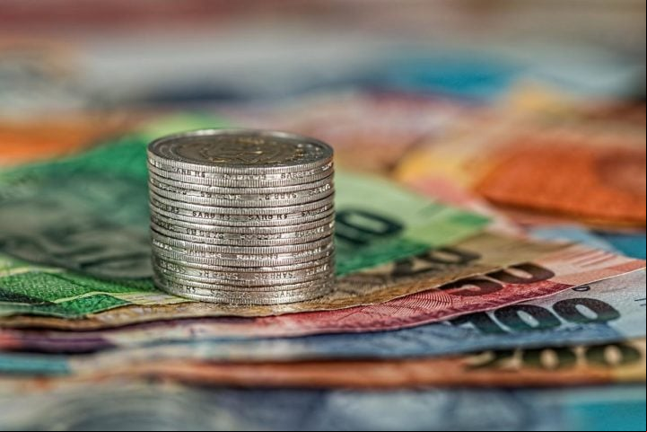 O imposto pode ser calculado com base na tabela Fipe ou por meio de aplicativos como iDinheiro, Zapay e Gringo, que ajudam a prever o valor a ser pago.