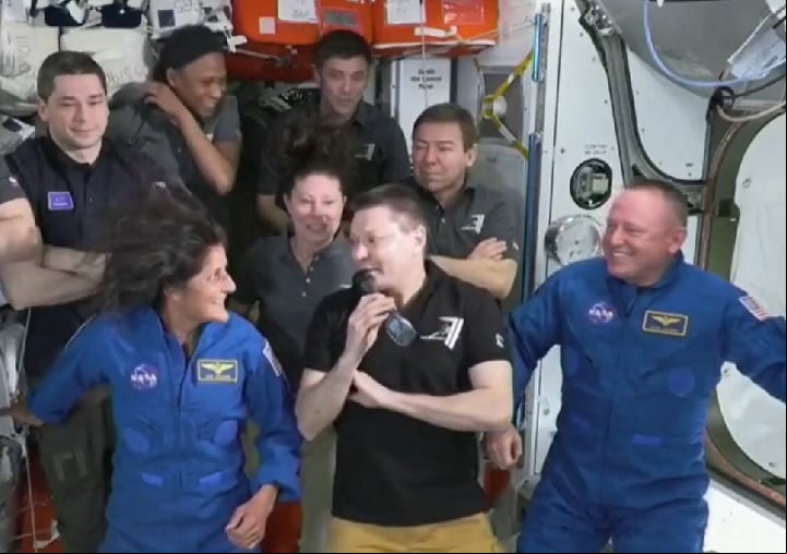 Os astronautas Barry Butch Wilmore e Suni Williams permanecerão um tempo ainda maior “presos” na órbita da Terra. A Nasa anunciou um atraso no lançamento da missão tripulada SpaceX Crew-10 para resgatar a dupla que está há mais de seis meses no espaço. 

