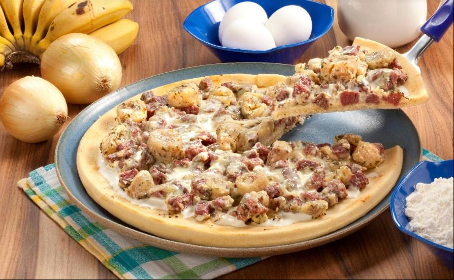 Carne seca com banana - Essa pizza é feita de carne seca sem sal e picada, cebolinha verde, banana-nanica em rodelas e requeijão. A combinação pode ser incomum, mas o sabor é delicioso. Sugerida por Guia da Cozinha.