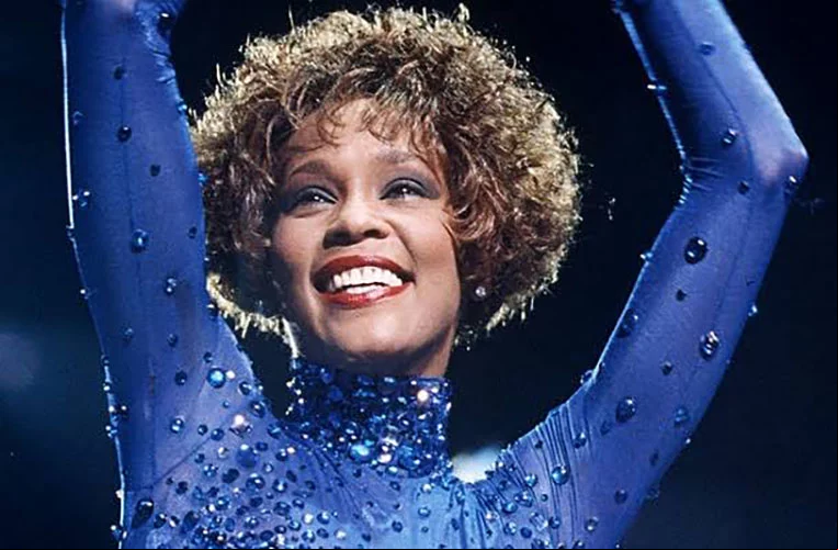 A atriz Whitney Houston, uma das vozes mais poderosas da música mundial, teria feito 61 anos em 9/8/2024. Ela morreu em 11/2/2012, aos 48 anos. Uma cinebiografia sobre ela revelou a trajetória conturbada de uma das cantoras mais celebradas de todos os tempos.