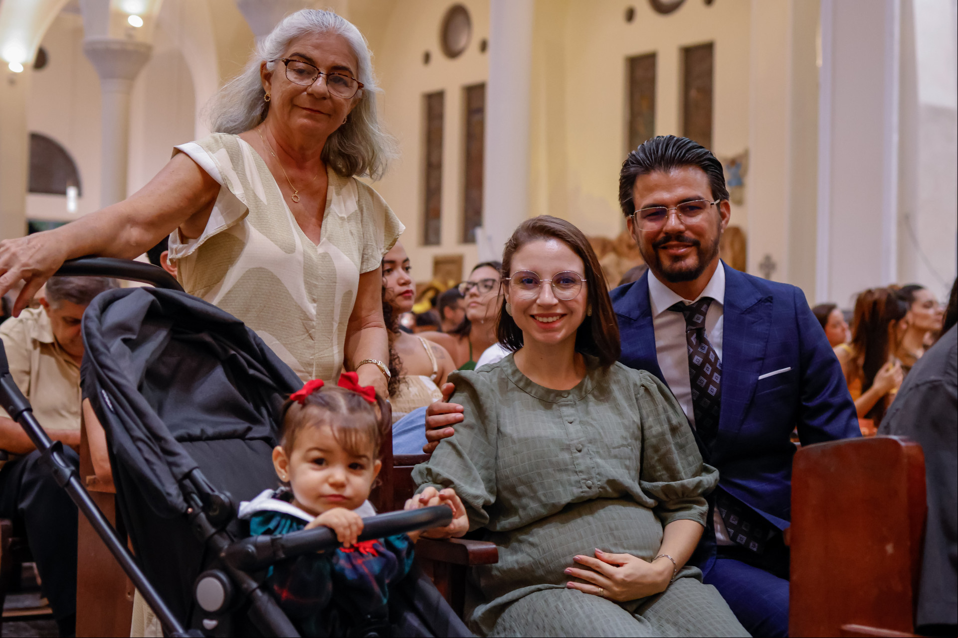 FORTALEZA, CEARÁ, BRASIL- 24.12.2024: Mirtes Maia, Allana Maia, Henrique Maia, Maria Bernadete. Virgília de Natal na Catedral Metropolitana de Fortaleza, Paróquia de São José. (Foto: Aurélio Alves/Jornal O POVO) FORTALEZA, CEARÁ, BRASIL- 24.12.2024: Mirtes Maia, Allana Maia, Henrique Maia, Maria Bernadete. Virgília de Natal na Catedral Metropolitana de Fortaleza, Paróquia de São José. (Foto: Aurélio Alves/Jornal O POVO)