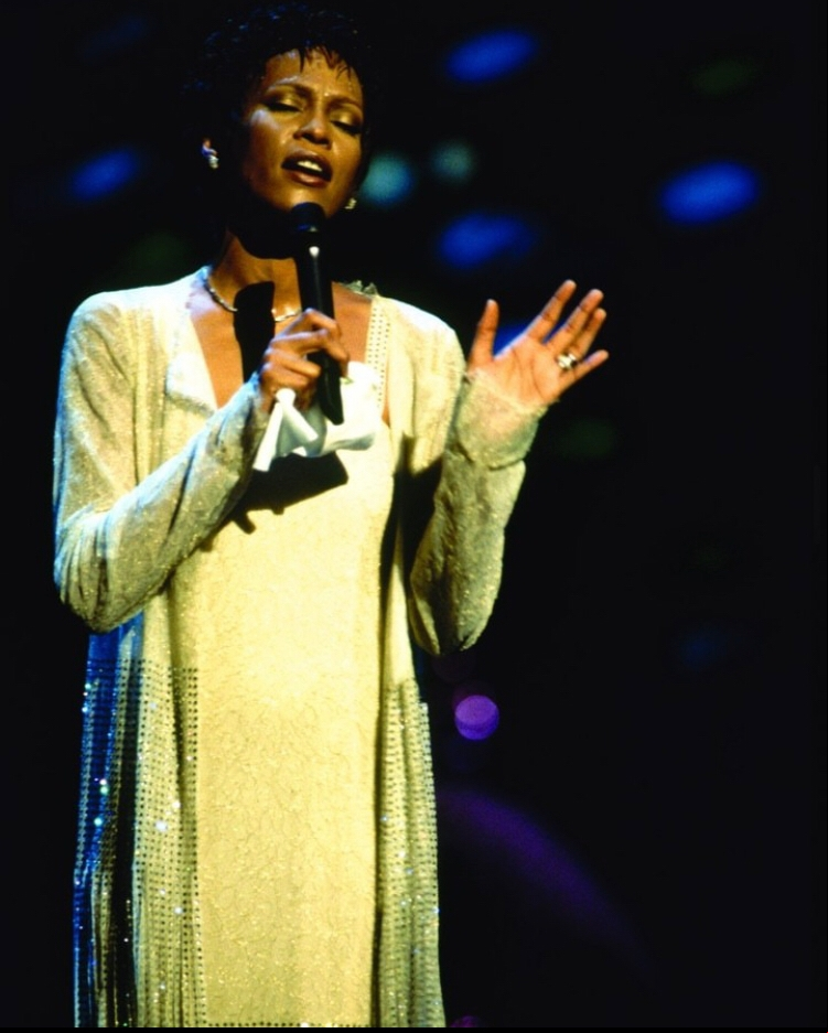 O relacionamento conturbado com Bobby Brown teria intensificado ainda mais o uso de drogas pela cantora. O motorista da família chegou a revelar que os dois usavam crack e heroína na frente da própria filha.